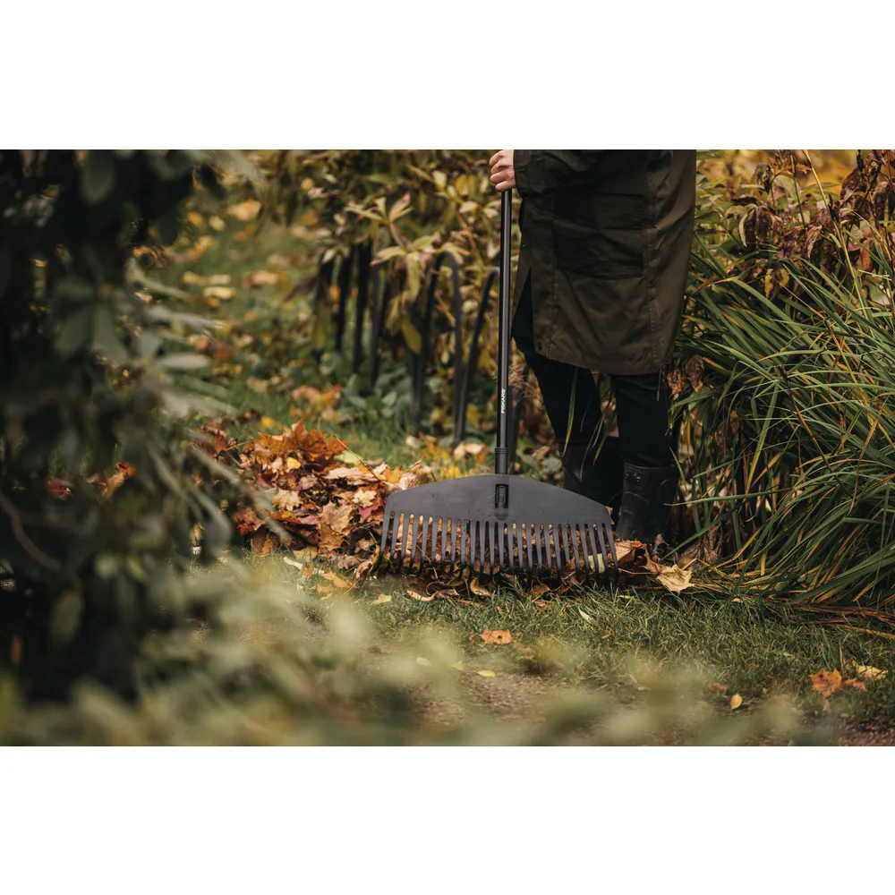 Fiskars Solid Leaf Rake - Large