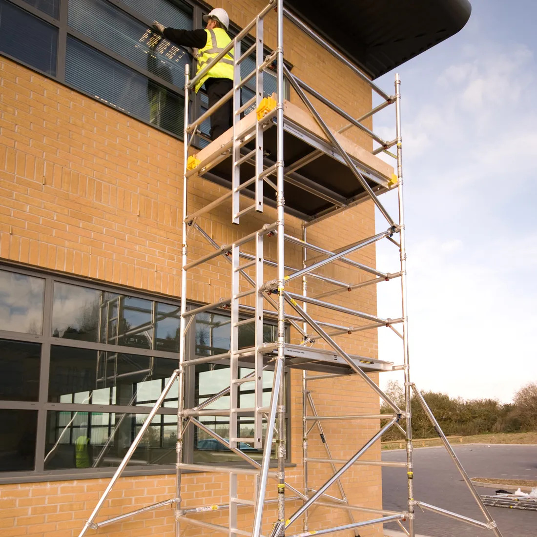 Full Width Alloy Span Tower 1.8m Deck