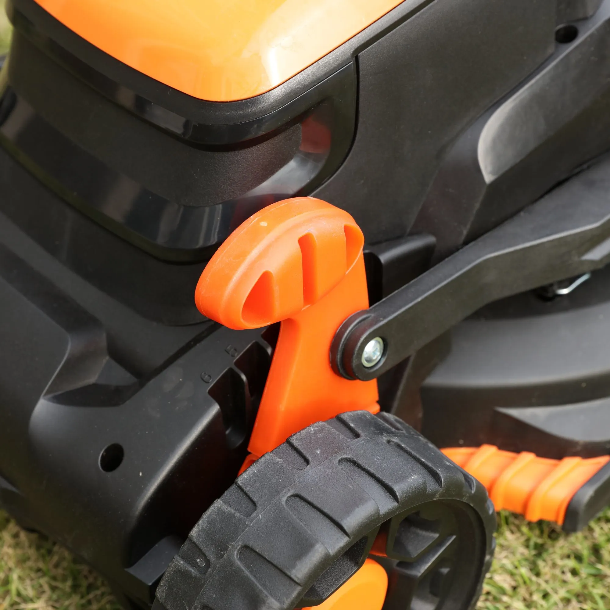 Yard Force 40V (2x20V) 34cm Cordless Brushless Lawnmower