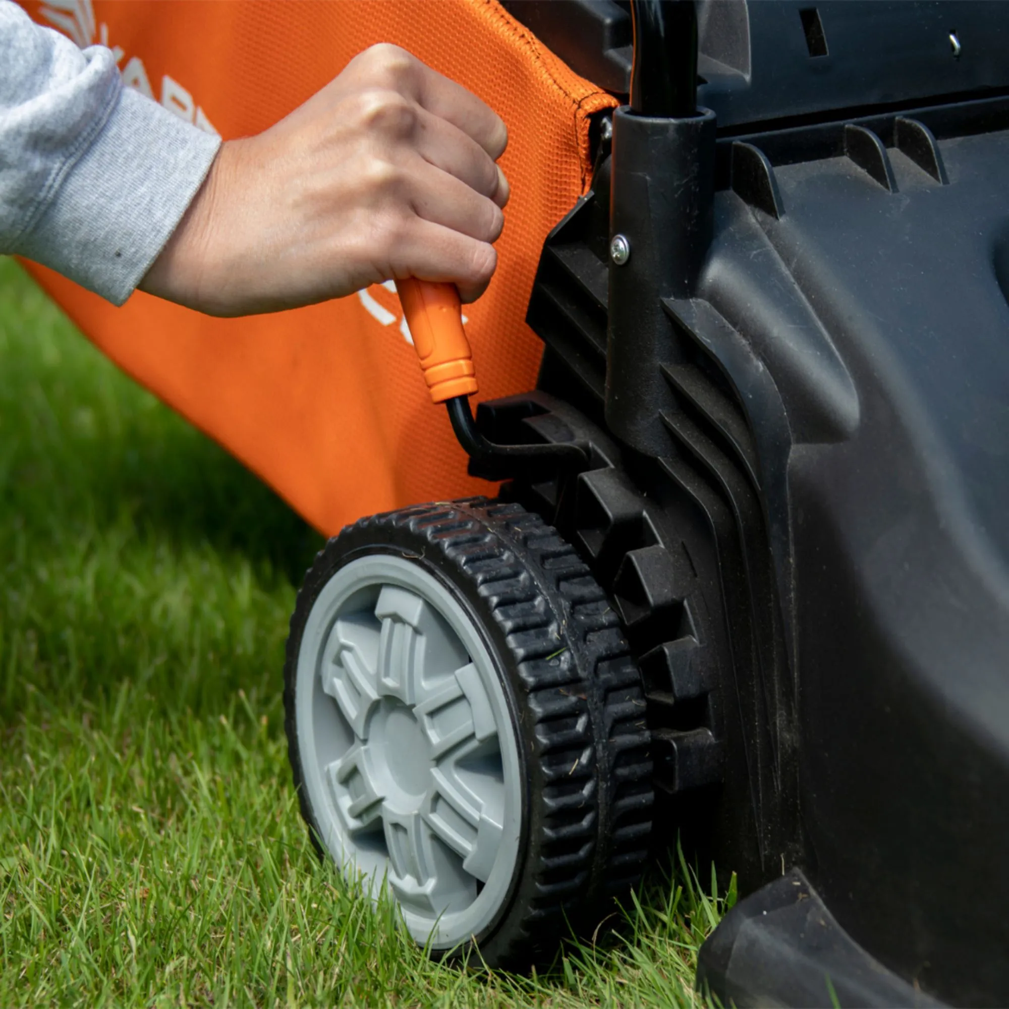 Yard Force 125cc 40cm Hand-Push Petrol Lawnmower Briggs & Stratton 300E Engine