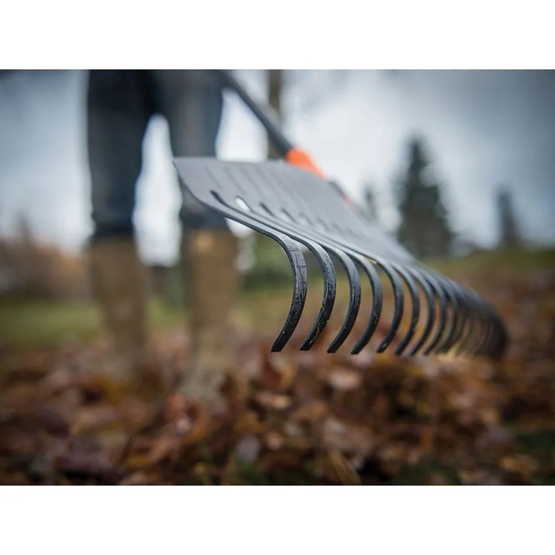 Fiskars Solid Leaf Rake - Large