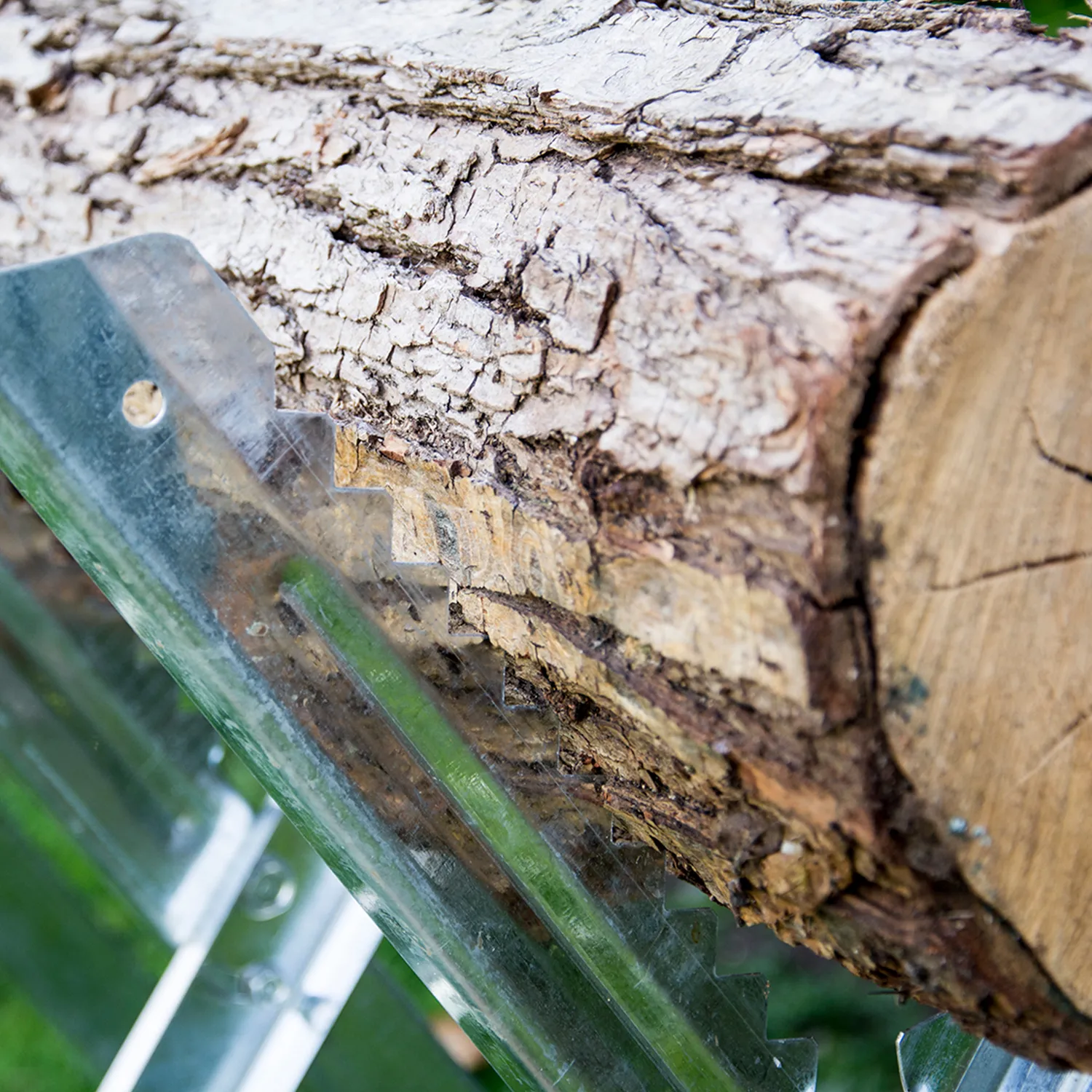 The Handy Foldable Serrated Edged Saw Horse
