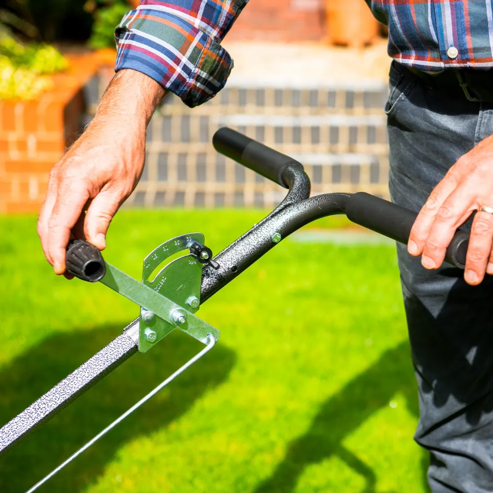 The Handy 23kg (50lb) Broadcast Spreader
