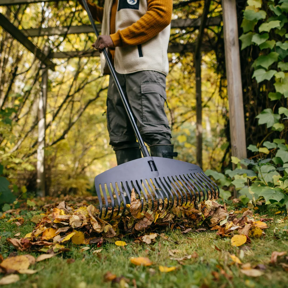 Fiskars Solid Leaf Rake - Large