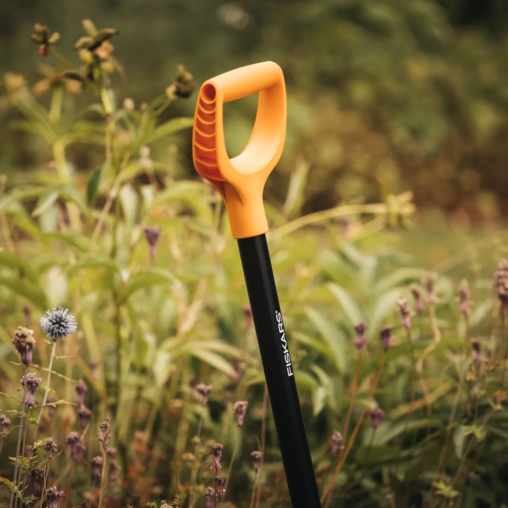 Fiskars Solid Metal Pointed Spade