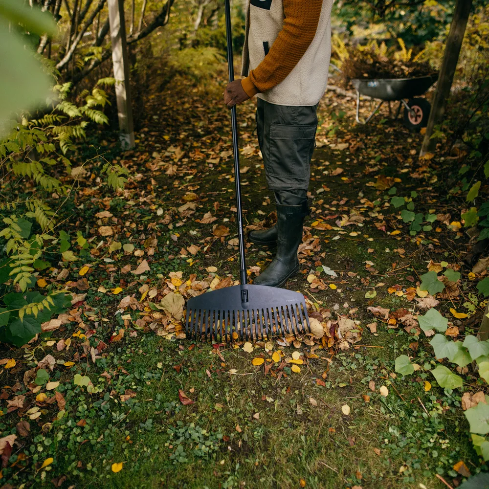 Fiskars Solid Leaf Rake - Large
