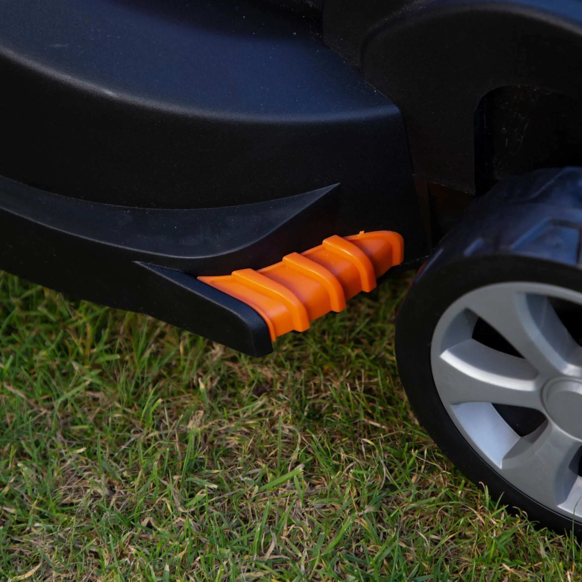 Yard Force 20V 33cm Cordless Brushless Lawnmower