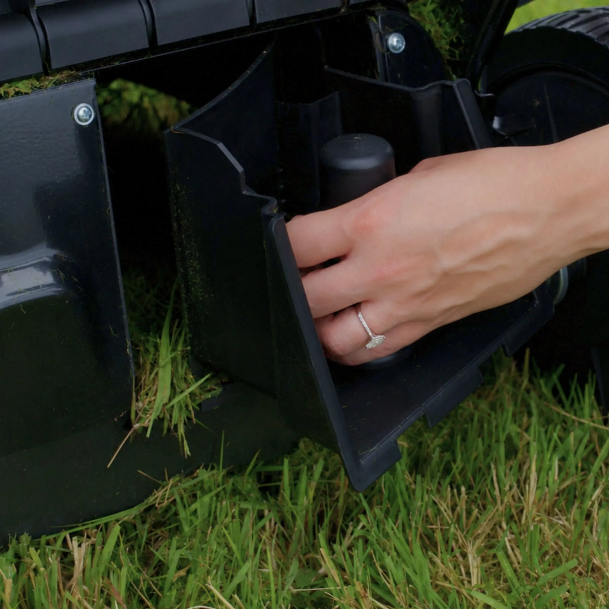 Yard Force 1800W 44cm Corded Electric Lawnmower